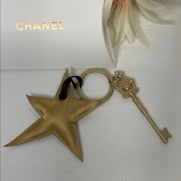 CHANEL GWP Gold Star and Key Charm NWT - Picture 3 of 4